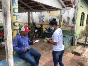 Entrega de folder com tema "Saúde" para moradores das cidades abrangidas pelo empreendimento